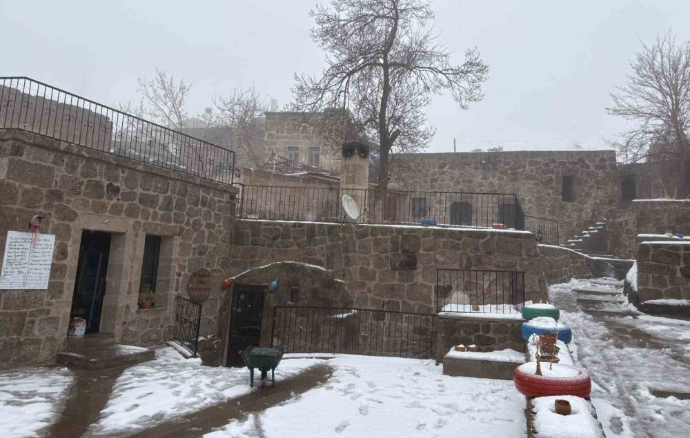 Aksaray'ın Tarihi İlçesi Beyaz Örtüyle Bambaşka Bir Görüntüye Büründü