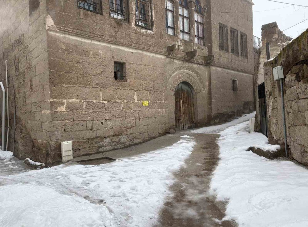 Aksaray'ın Tarihi İlçesi Beyaz Örtüyle Bambaşka Bir Görüntüye Büründü