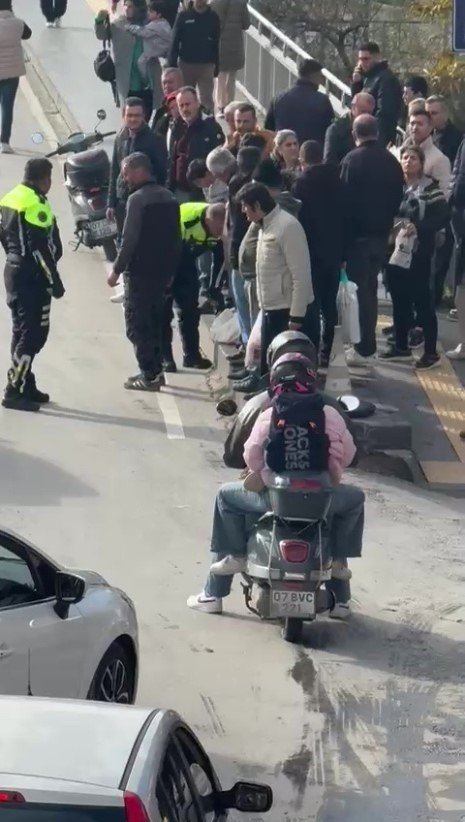 Antalya'da trafiği kilitleyen motosiklet! Ters yönden geldi kornalar susmadı