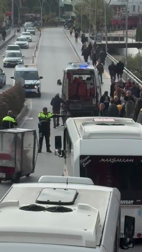 Antalya'da trafiği kilitleyen motosiklet! Ters yönden geldi kornalar susmadı
