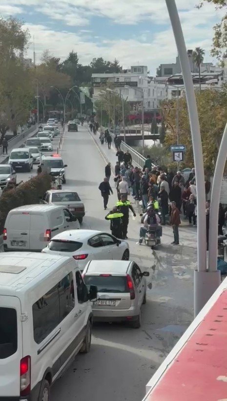 Antalya'da trafiği kilitleyen motosiklet! Ters yönden geldi kornalar susmadı
