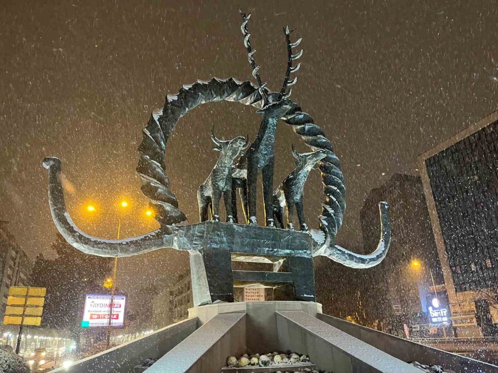 Başkent Yeni Yıla Kar Altında Girdi