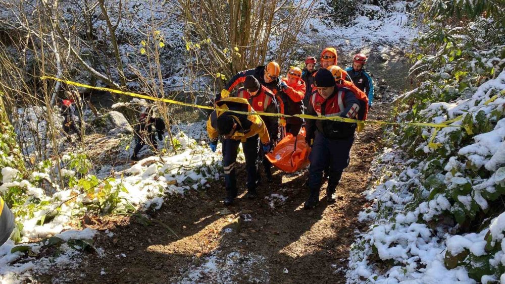 Gizemli  Mercedes'te neler yaşandı? Şoför atletiyle araçtan 10 metre uzakta bulundu