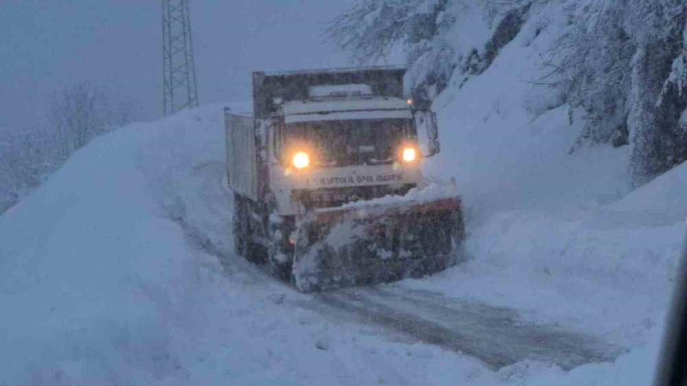 Kar kalınlığı 120 santimetreyi aştı, buzlanma başladı