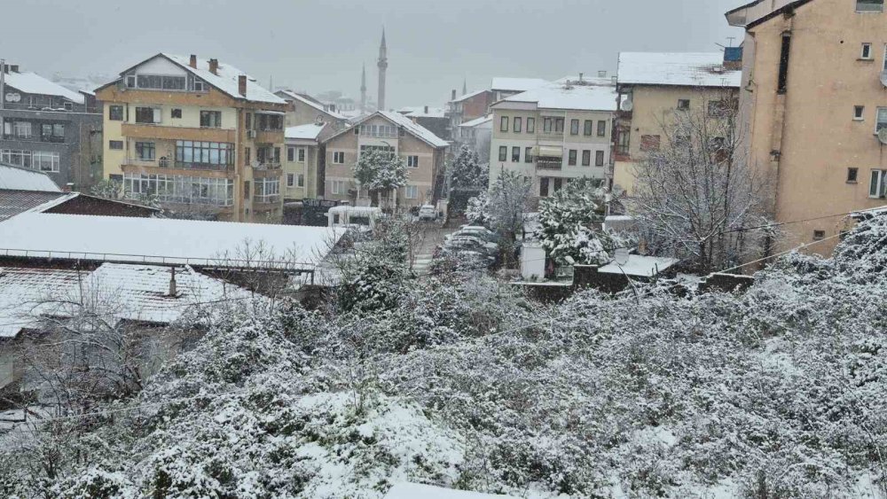 Kar kalınlığı 120 santimetreyi aştı, buzlanma başladı