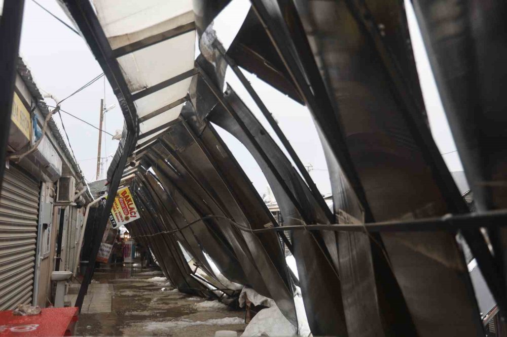 Kar kütlesini taşıyamayan plastik çatı yerle bir oldu