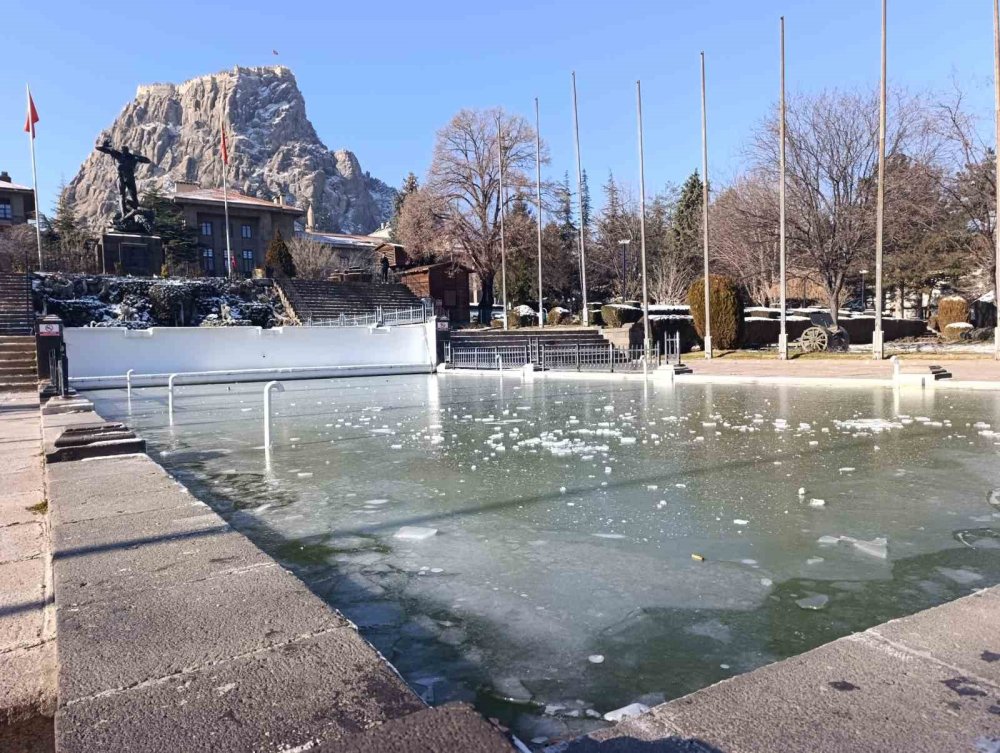 Afyonkarahisar’da dondurucu soğuk: Termometreler eksi 13’ü gördü