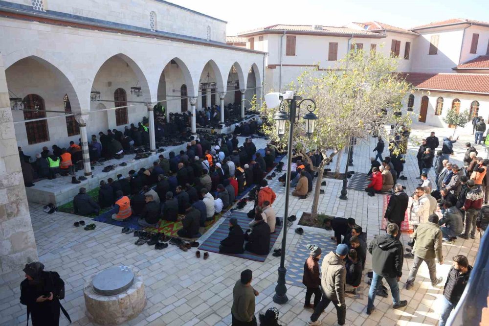 Deprem Yıktı, Konya Ayağa Kaldırdı! Habibi Neccar’da İlk Cuma