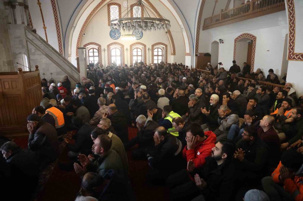 Deprem Yıktı, Konya Ayağa Kaldırdı! Habibi Neccar’da İlk Cuma