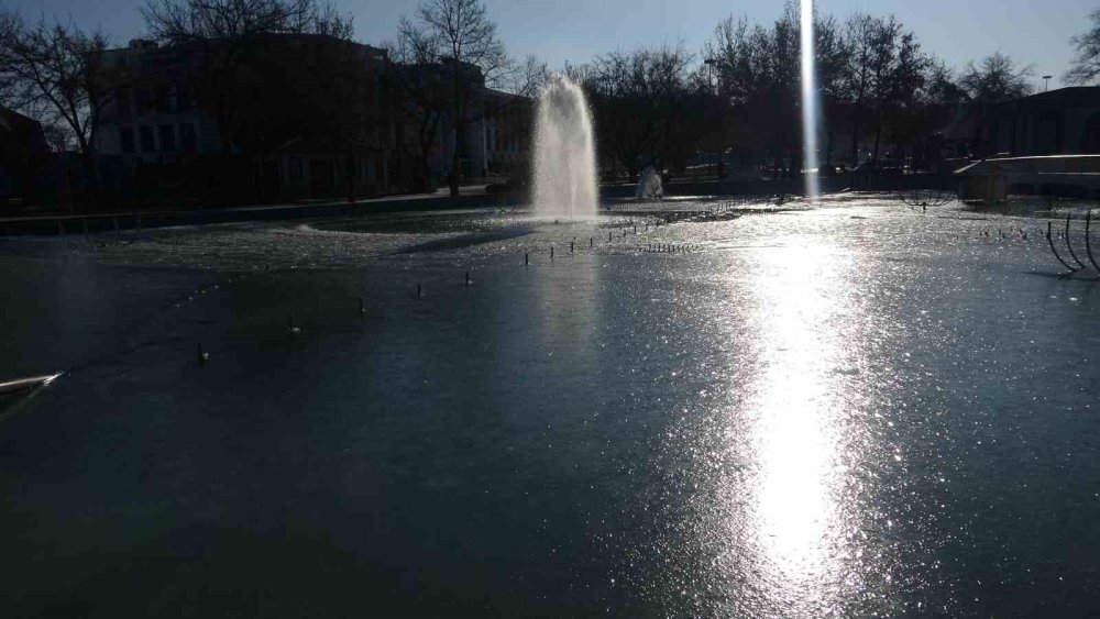 Konya'nın süs havuzları, buz pistine döndü