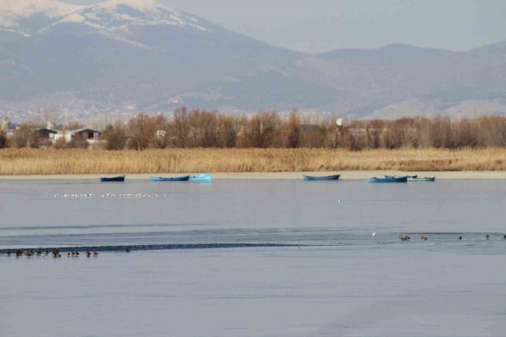 Eksi 13 derece Beyşehir Gölü’nü dondurdu