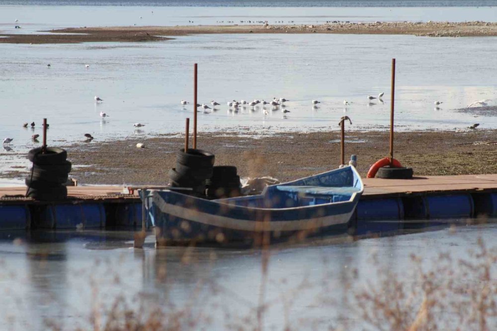 Eksi 13 derece Beyşehir Gölü’nü dondurdu