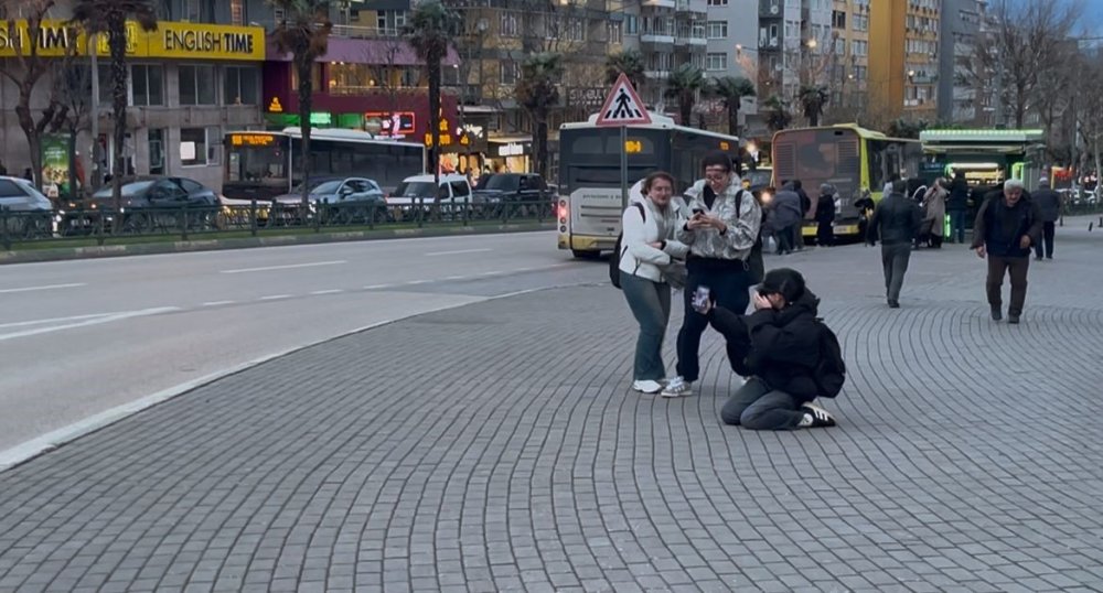 Rüzgar 75 kilometre hıza ulaştı! Uçmamak için yere oturdular