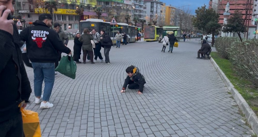 Rüzgar 75 kilometre hıza ulaştı! Uçmamak için yere oturdular