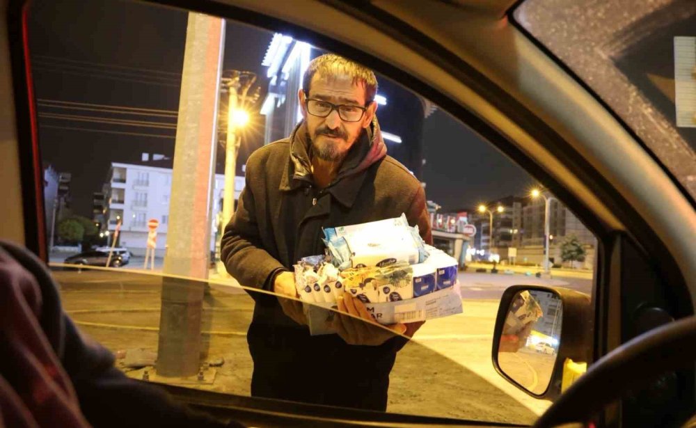 Trafik Işıklarında Mendil Satarak Geçimini Sağlıyor