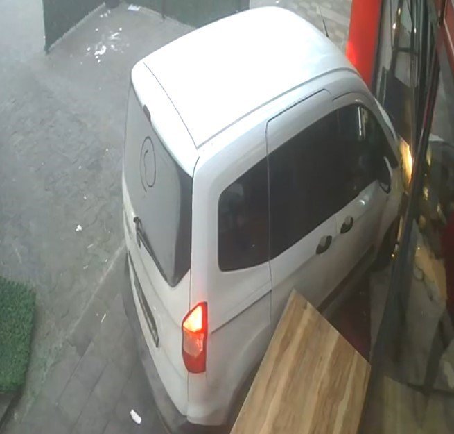 Dönerciye lavaş getirdi, araçla içeri girdi