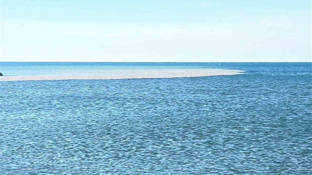 Deniz 10 metre çekildi: Sahilde endişe