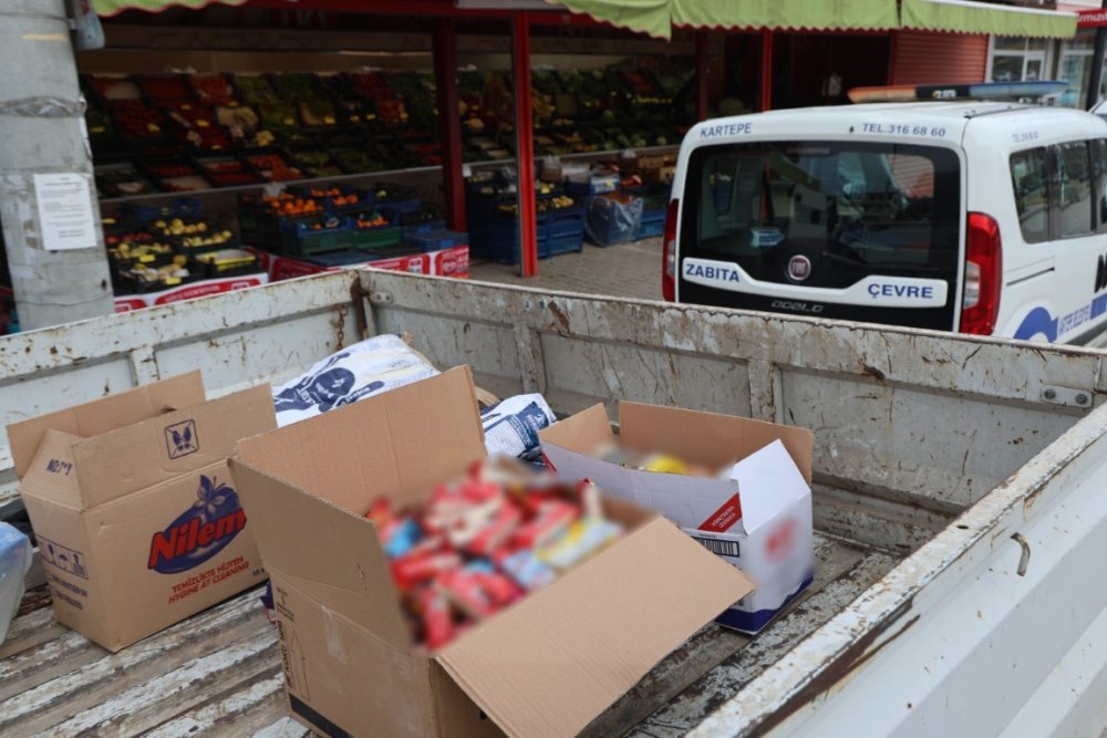 Market çalışanının işini de zabıta yapıyor! Tek tek topladılar