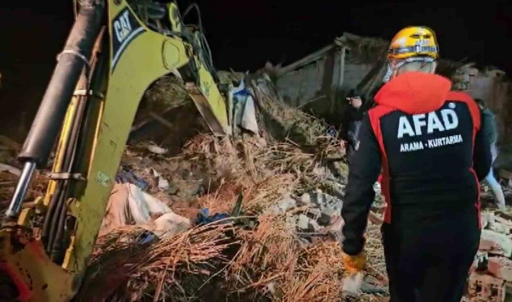 Yoğun yağış mandırayı çökertti! Hayvanlar göçük altında kaldı