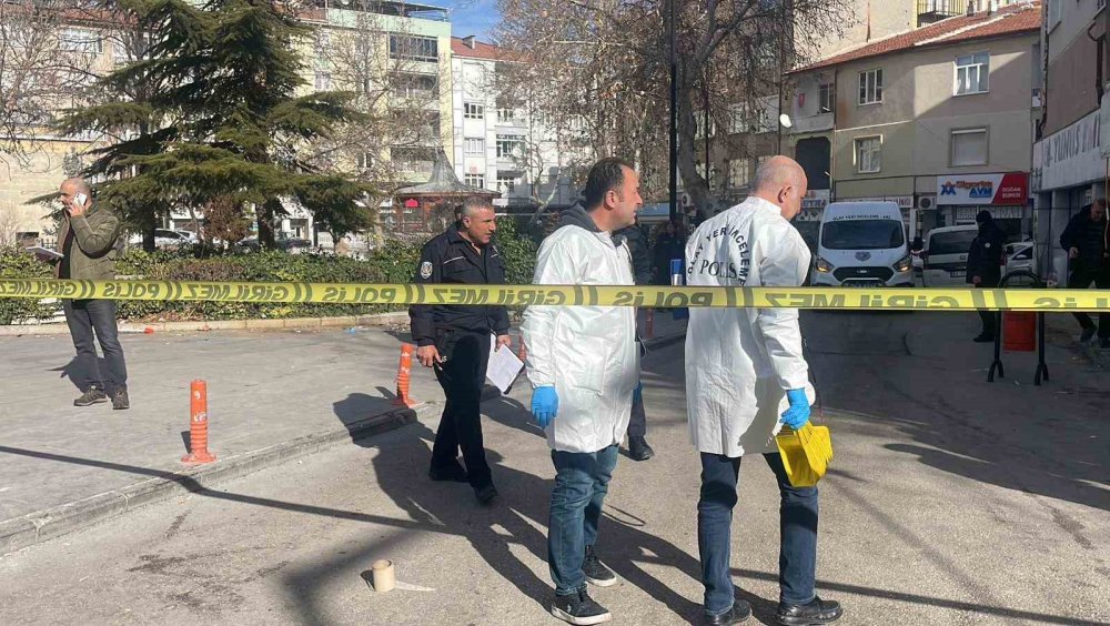 Baba ve 3 oğluna sokak ortasında silahlı saldırı