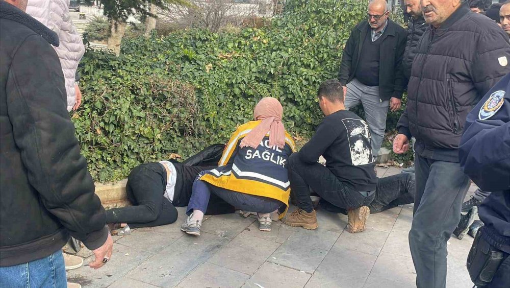 Baba ve 3 oğluna sokak ortasında silahlı saldırı