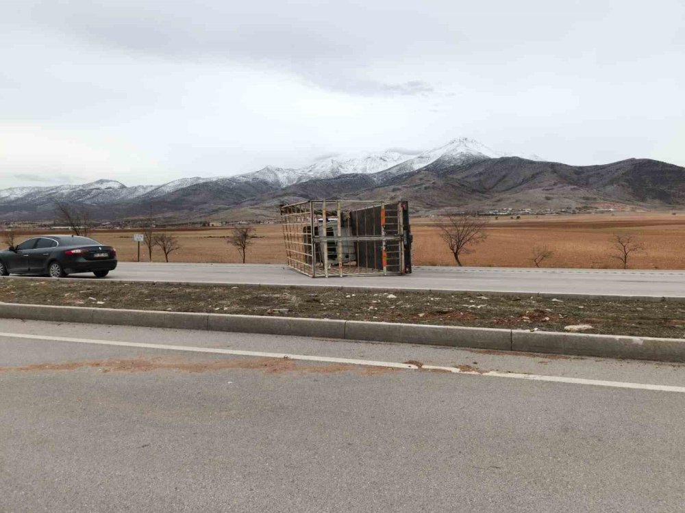 Fırtına kamyoneti devirdi, römork karşı şeride savruldu