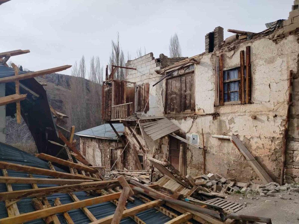 Fırtınada uçan çatı komşunun evine düştü