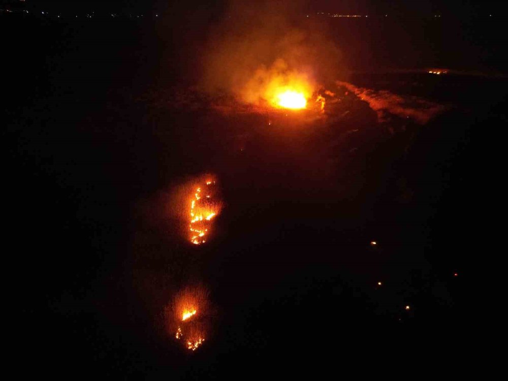 Kuruyan Eber Gölü’nde bir de yangın çıktı