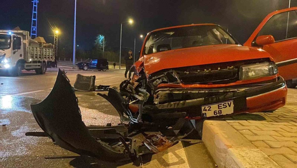 Önce otomobile sonra kaldırıma çarptı, radyatörü 30 metre fırladı