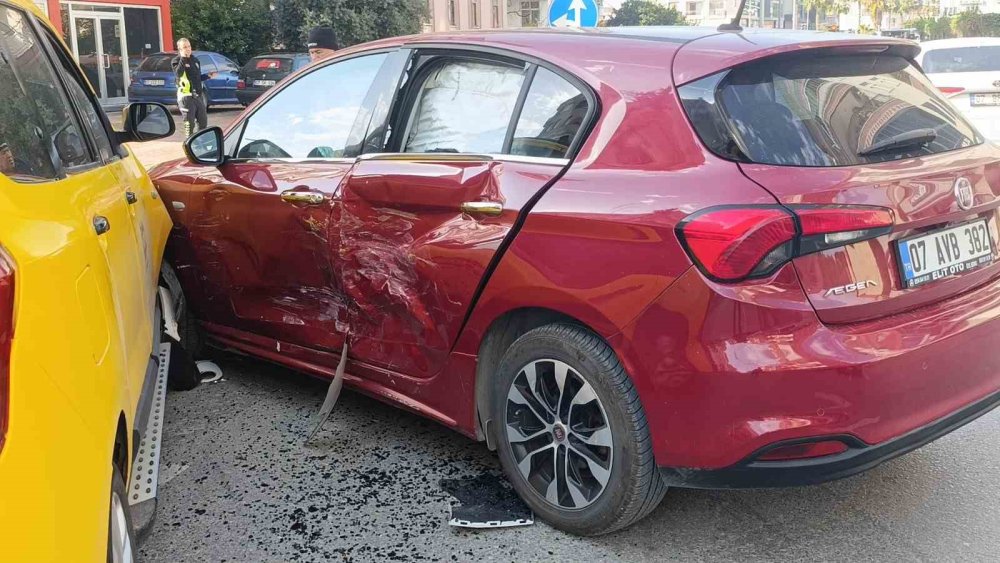 Sağa sinyal verip sola geçti, sonuç bu oldu