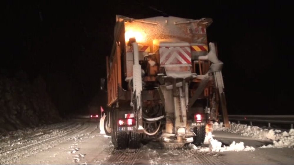 Antalya-Konya karayolunda kar alarmı! Ekipler çalışıyor