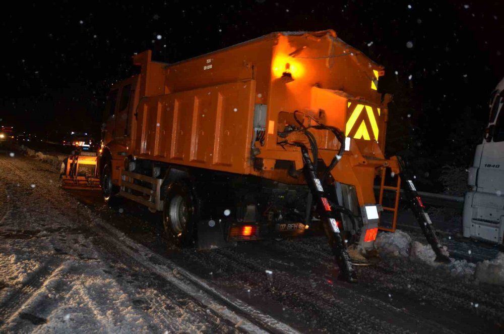 Antalya-Konya karayolunda kar alarmı! Ekipler çalışıyor