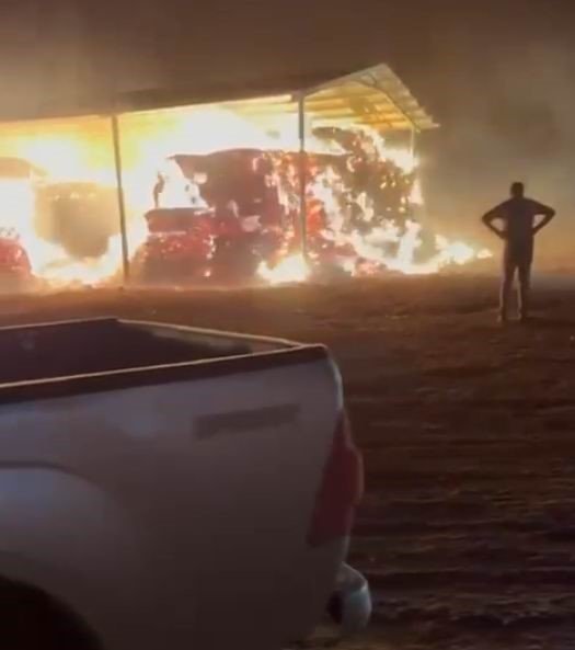 Ereğli’de fırtına yangın getirdi: Ev ve samanlar kül oldu