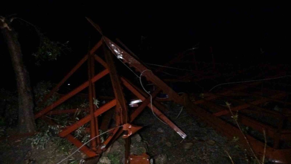 Göz açıp kapayıncaya kadar: Hortum otomobili kaldırıp attı