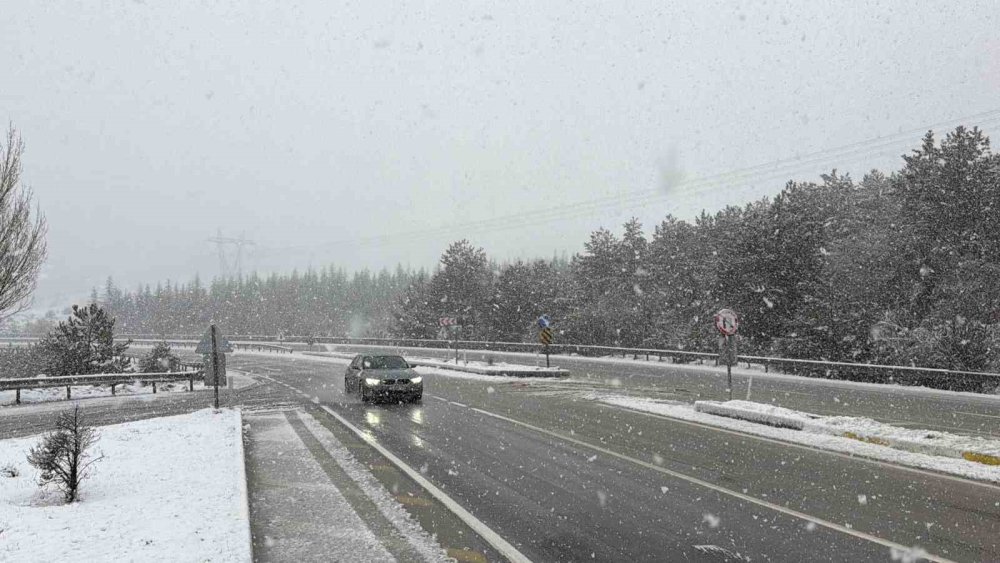 Afyon'un yükseklerine kar yağdı
