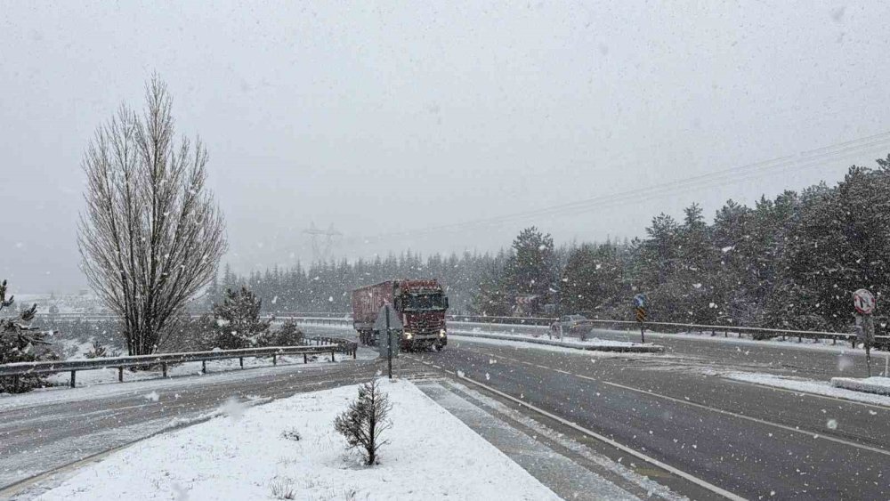 Afyon'un yükseklerine kar yağdı