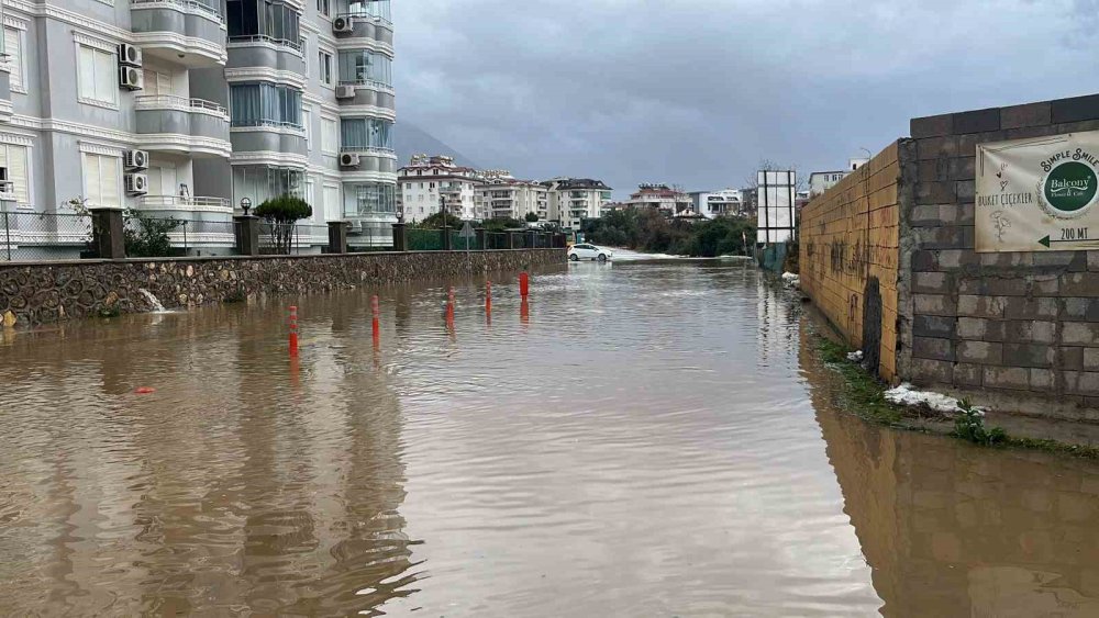 Alanya'nın altyapısı SOS verdi vatandaş evden çıkamadı