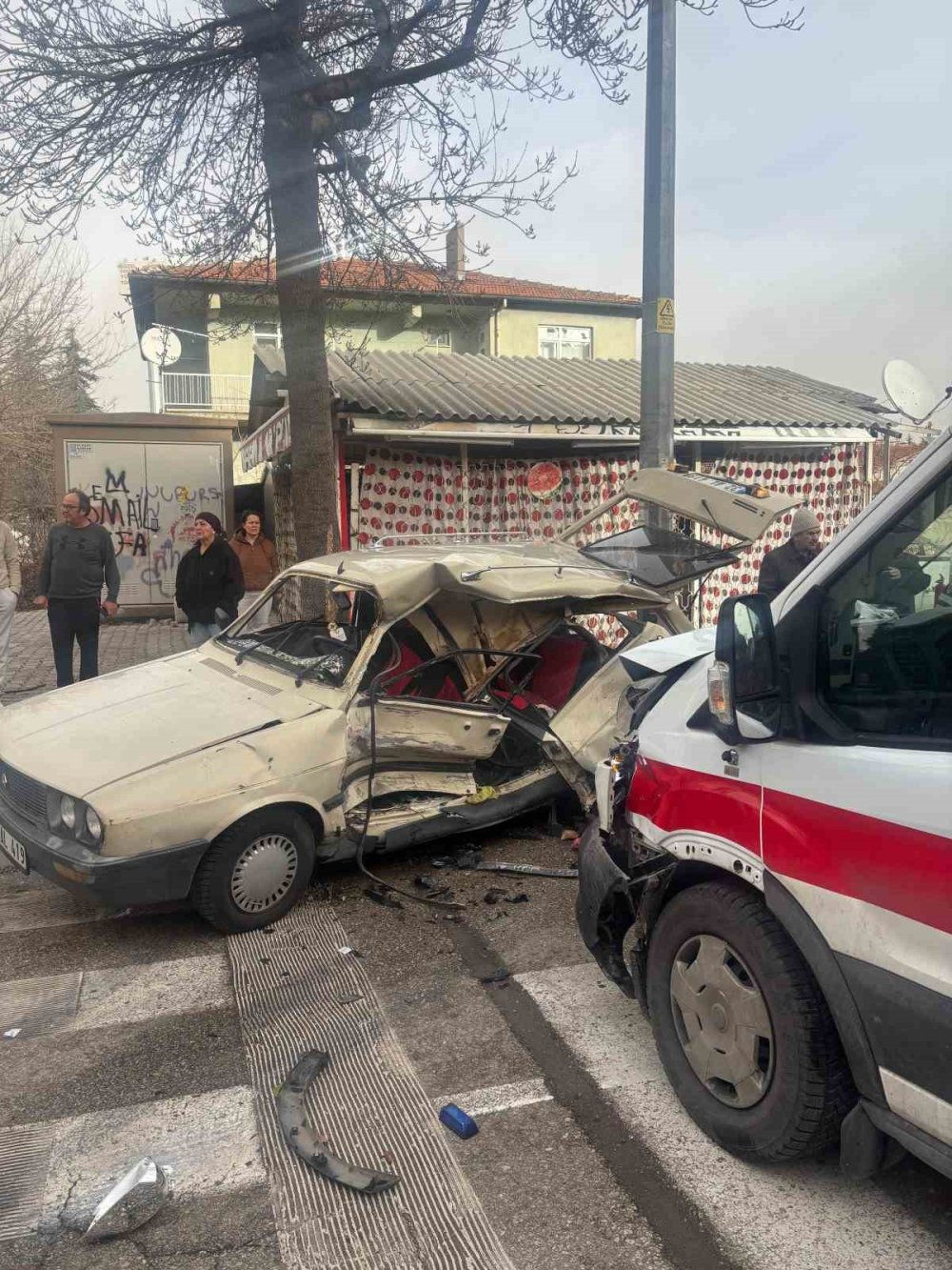 Ambulans çarptı emektar emekli oldu