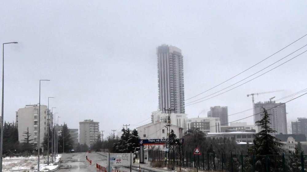 Ankara'ya kar yağdı sis çöktü