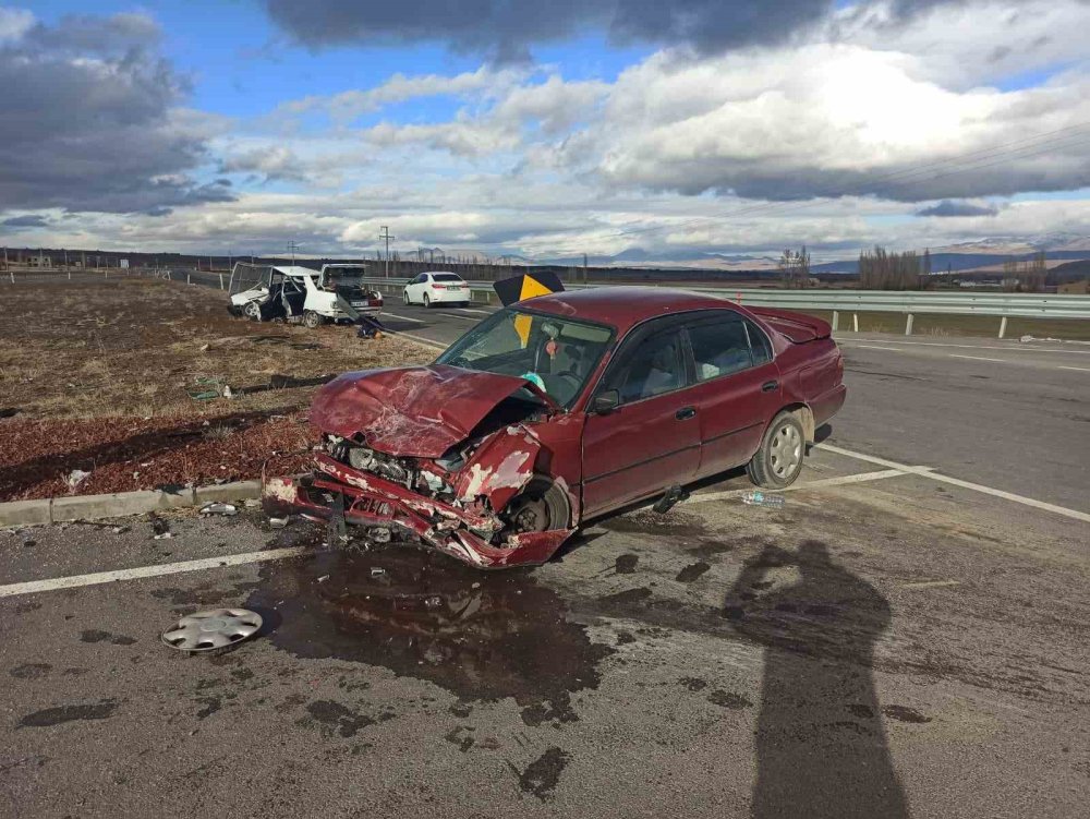 Kavşağa girdiler olanlar oldu! 1 kişi yaşamını yitirdi