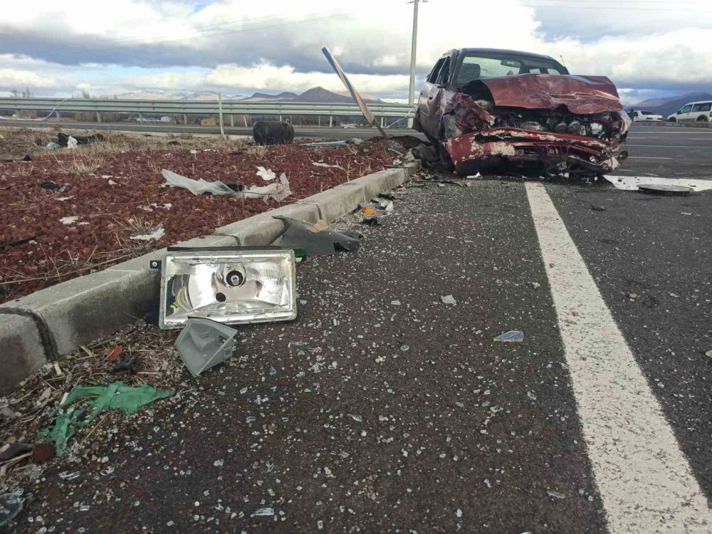 Kavşağa girdiler olanlar oldu! 1 kişi yaşamını yitirdi