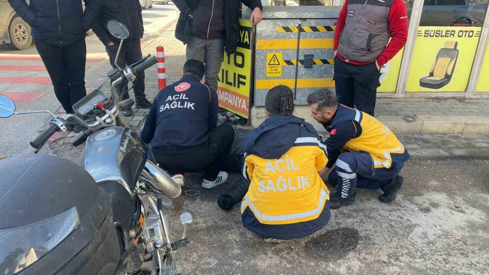 Motosikletliyi taktığı korumalar kurtardı