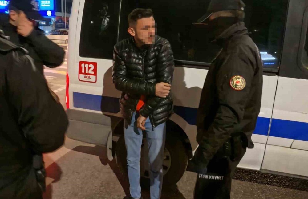 Camdan Saldırdı, Bıçaklayıp Kaçtı