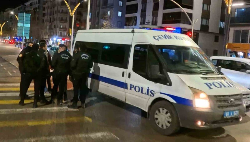 Camdan Saldırdı, Bıçaklayıp Kaçtı