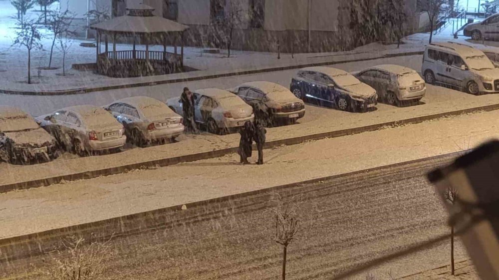 Gece bir anda aydınlandı, sonra lapa lapa kar yağdı