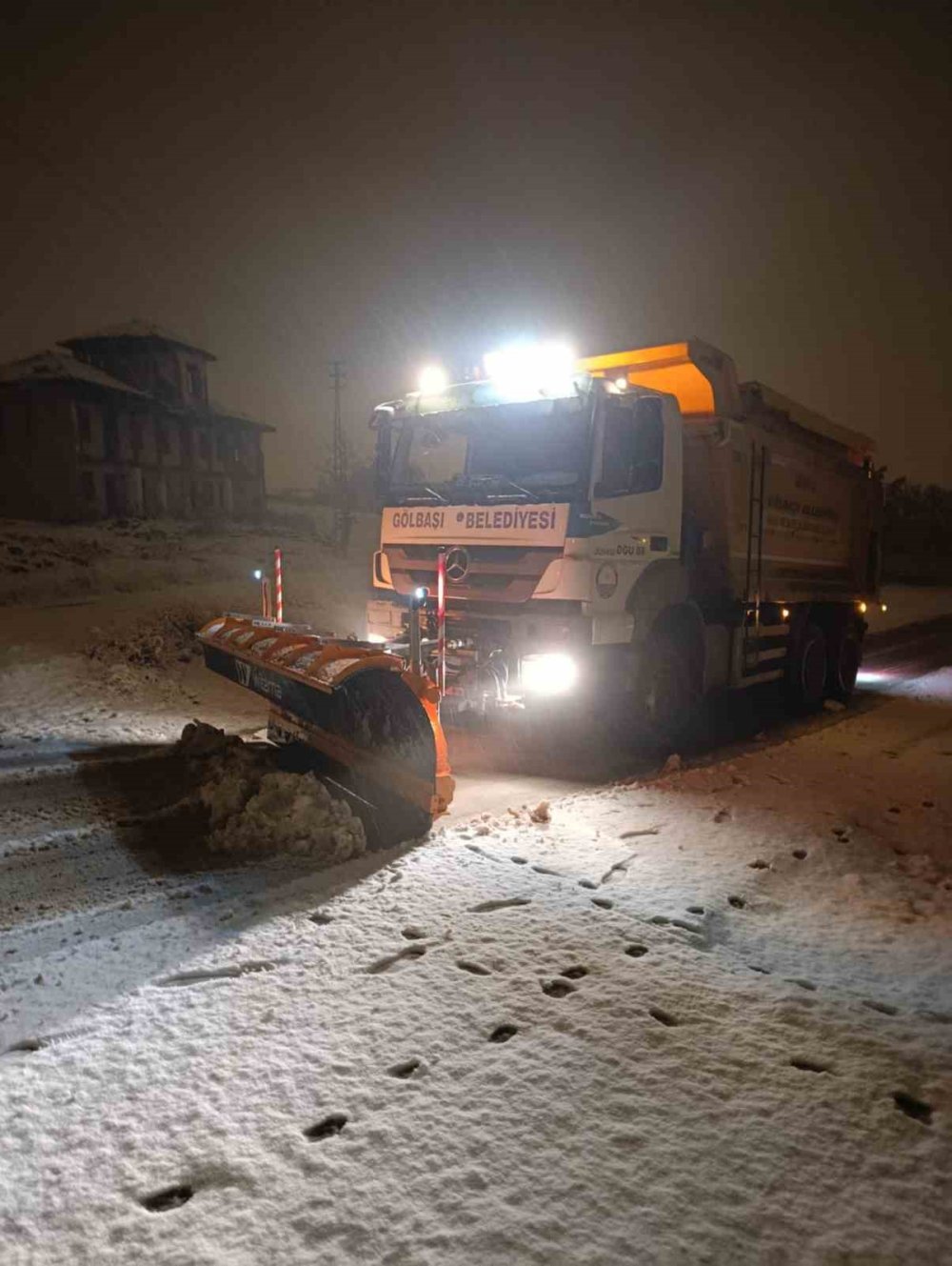 Gölbaşı Belediyesi, kar küreme ve tuzlama çalışmalarına aralıksız devam ediyor