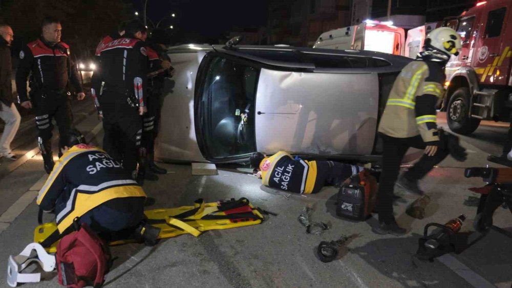 İtfaiye Seferber Oldu! Devrilen Aracın Altında Kalan Kadın Kurtarıldı