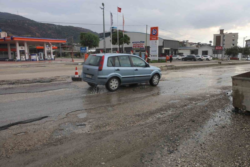 Yağmurda görünmeyen çukur 6 aracı yolda bıraktı