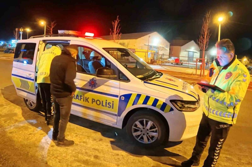 Alkollü Yakalandı, Cezayı Aldı, Araç Başında İçmeye Devam Etti