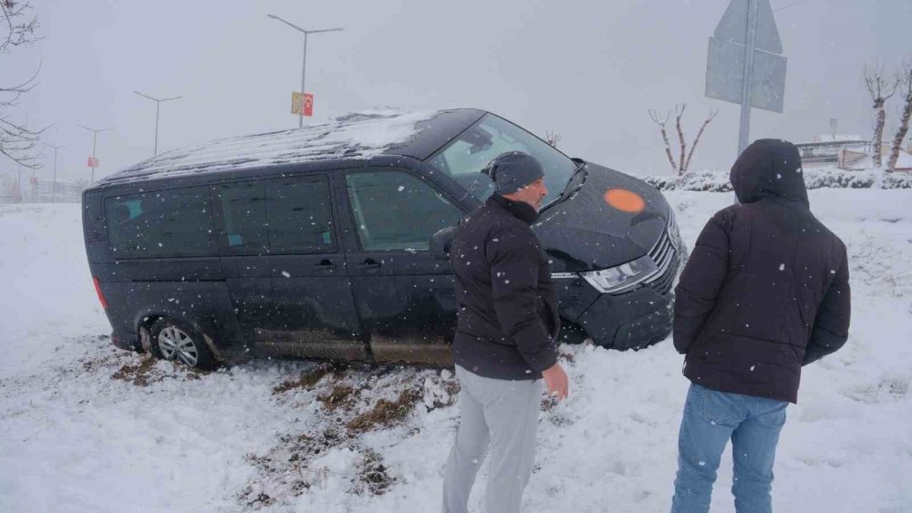 Karlı yollara dikkat! minibüs şarampole indi